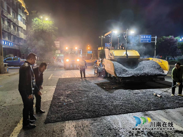 民心守护|龙马潭:市政工人连夜奋战,为城市按下“美颜”键(图1) 民心守护|龙马潭:市政工人连夜奋战,为城市按下“美颜”键(图1)