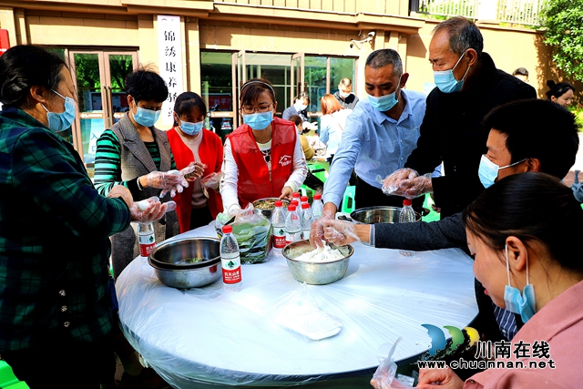 纳溪东升街道：谷雨时节，社工走进社区包“猪儿粑”吃“猪儿粑”(图1)