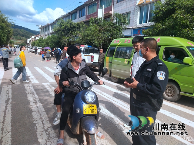 叙永县向林镇：打击治理“黑校车” 杜绝隐患保安全(图2)