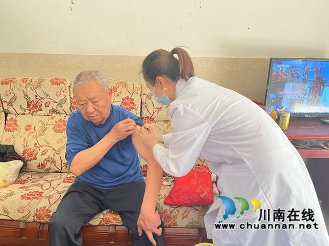 龙马潭区鱼塘街道：加强针送上门 筑牢防疫墙(图2)