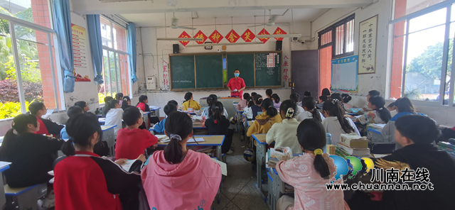 宜宾南溪区长兴镇:“小手牵大手”,共筑燃气使用安全(图1) 宜宾南溪区长兴镇:“小手牵大手”,共筑燃气使用安全(图1)