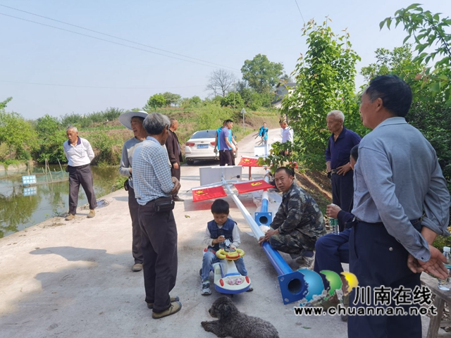 泸县毗卢镇：乡贤捐路灯，照点亮幸福路(图2)