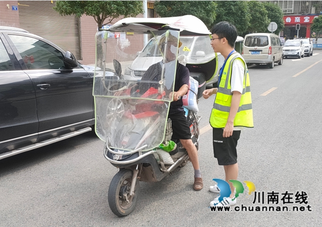 泸县云龙镇：小小劝导点，守护农村交通“大安全”(图1)