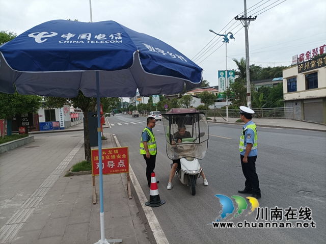 泸县云龙镇：小小劝导点，守护农村交通“大安全”(图2)