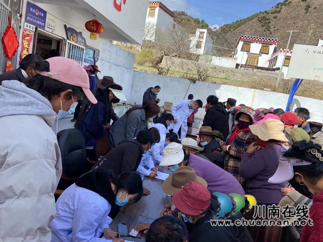 泸州援乡城县医疗组：巡回义诊解决百姓看病难题(图2)