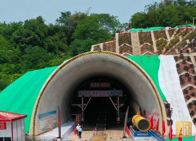 全国首个!渝昆高铁长山坳隧道斜切式喇叭口亮相(图1) 1.jpg