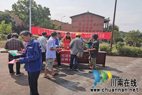 合江县司法局：开展易地扶贫搬迁集中安置点“送法律”活动_副本.jpg