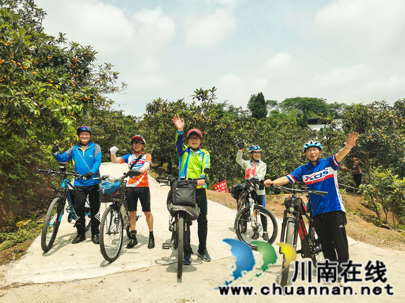 骑行队享受骑行乐趣（曾佐然摄）.jpg