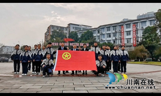 我和团旗合影.jpg