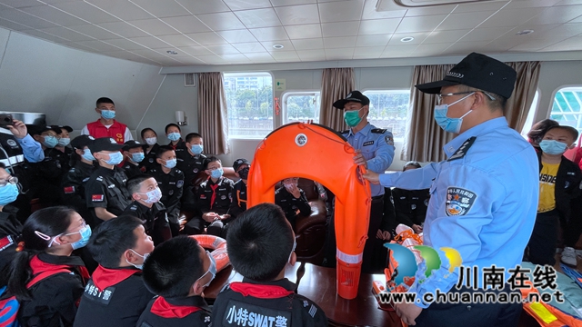 民警介绍水上机器人.jpg