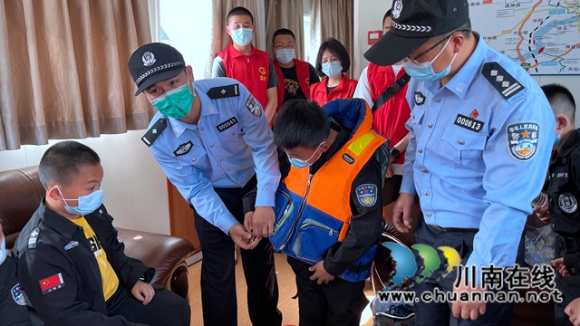 民警指导穿戴救生衣.jpg