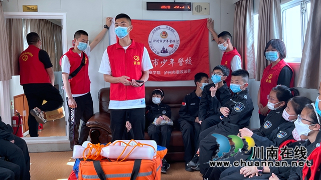 志愿者唐起汶宣讲防溺水知识及和学员互动 (2).jpg