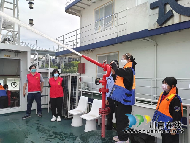 小学员体验水炮 (4).jpg
