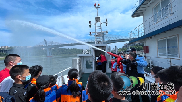 小学员体验水炮5.jpg