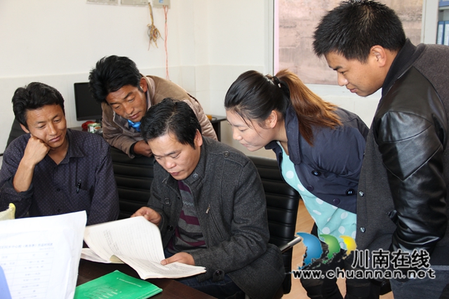 作者（左三）在稻城县最边远的俄牙同中心校指导藏区教师.JPG