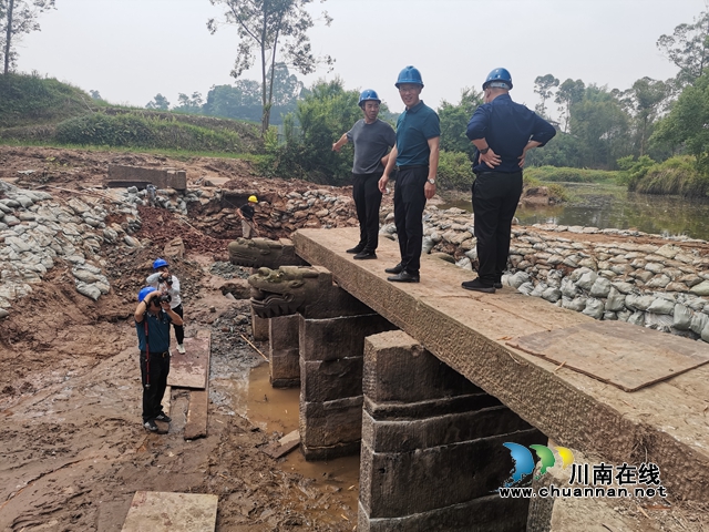 新桥维修现场1（曾佐然摄）.jpg
