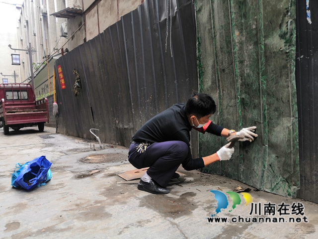 龙马潭区小市街道下大街社区:雨后积极排危,守护居民安全(图1) 837952441349ebe71218939c8bc1e03.jpg