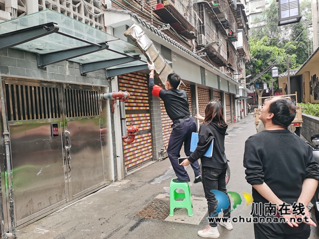 龙马潭区小市街道下大街社区:雨后积极排危,守护居民安全(图2) A8FA4D3C08398CF006CC2AA73950070B.jpg