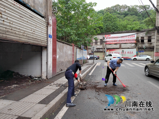 龙马潭区小市街道下大街社区:雨后积极排危,守护居民安全(图3) Y7JS%2$L)(ALR@8IOVK4PWE.jpg