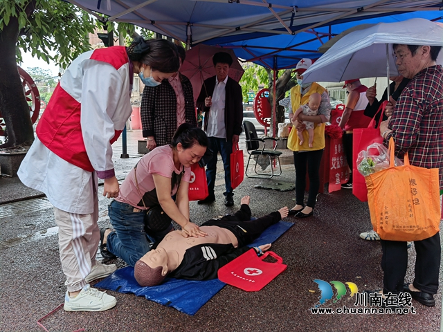 龙马潭区红十字会到鱼塘街道开展红十字博爱周宣传活动(图2) 微信图片_20220512174051.jpg