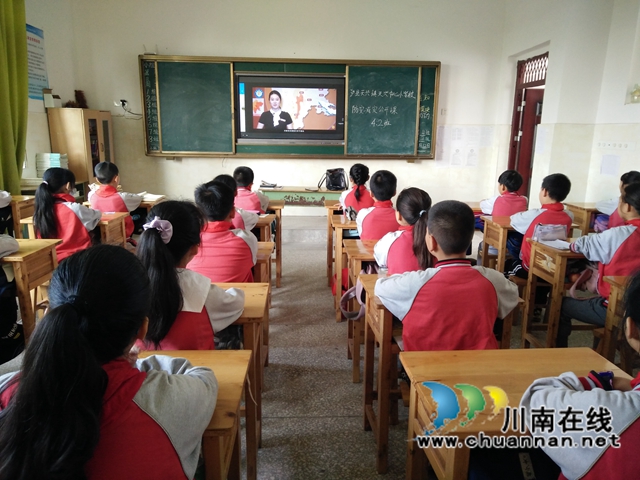 泸州民盟开展防灾减灾日科普宣传活动(图5) 泸县天兴镇天兴中心小学校.jpg