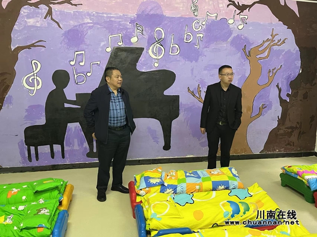 古蔺县:聚焦民生“小问题”,守护幼儿“大幸福”(图2) 第一巡察组实地查看“午睡室”.jpg