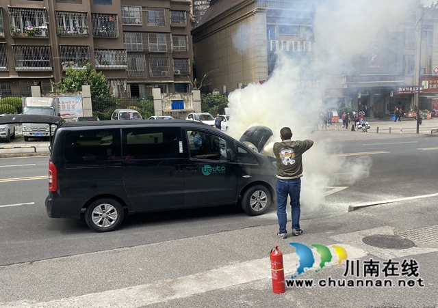 龙马潭区鱼塘街道:争分夺秒救火,心系群众安全(图1) 微信图片_20220516192254.jpg