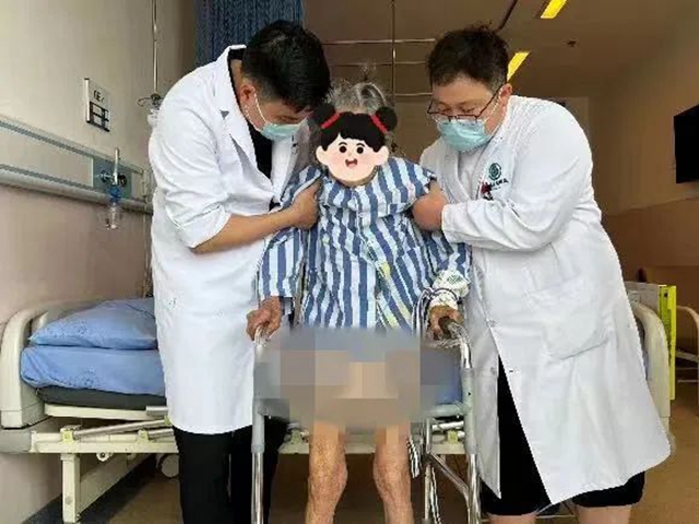 105岁婆婆摔倒骨折，第二天竟重新站起来了！