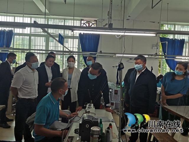 检查组到泸州福辉教育服饰厂了解残疾人创业就业及社会保障情况.jpg