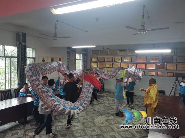 罗德书在教室里指导孩子们舞龙（曾佐然摄）.jpg