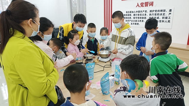 龙马潭区鱼塘街道社工站开展儿童手工皂制作活动(图2) f6808dd9934f7726f117e3d72d190be.jpg