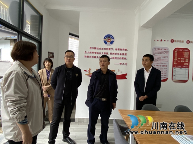 龙马潭区人大常委会调研小市街道人大工作(图1) 5.19区人大常委会副主任黄益权带队调研小市街道合道街社区代表履职平台建设1.jpg