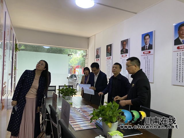 龙马潭区人大常委会调研小市街道人大工作(图2) 5.19区人大常委会副主任检查小市街道人大代履职建设平台1.jpg