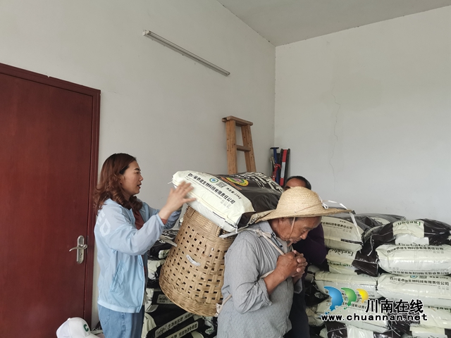 武万琼发放龙眼有机肥1（曾佐然摄）.jpg