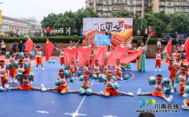 1、2022年5月21日，四川省泸州市大风车幼儿园的孩子们正在进行篮球秀表演.jpg