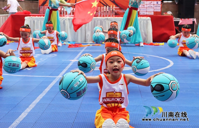 3、2022年5月21日，四川省泸州市大风车幼儿园的孩子们正在进行篮球秀表演.jpg