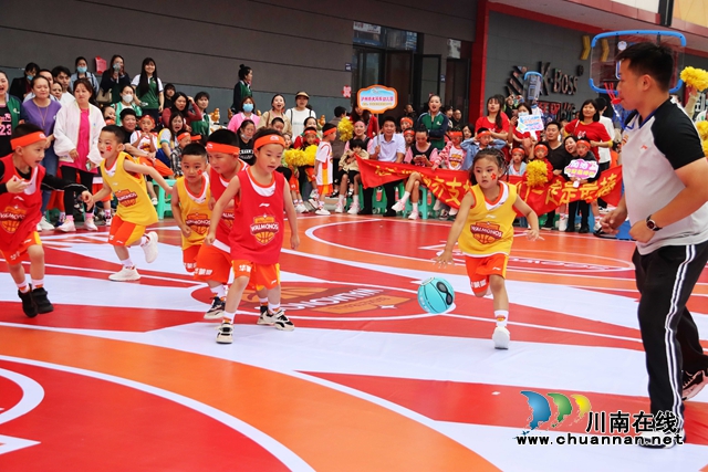 13、2022年5月21日，四川省泸州市大风车幼儿园的孩子们正在进行游戏篮球比赛.jpg