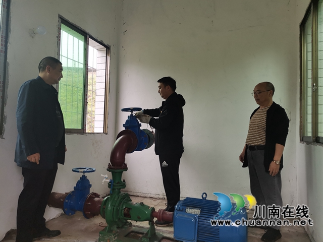 驻村工作队检查提灌站安全（曾佐然摄）.jpg