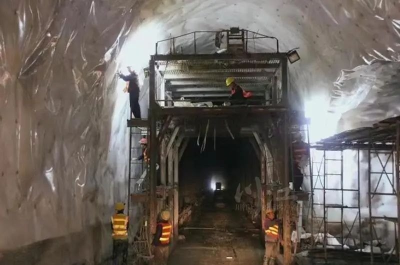 突破性进展!叙毕铁路川滇段55座隧道全部贯通(图2) 2.jpg