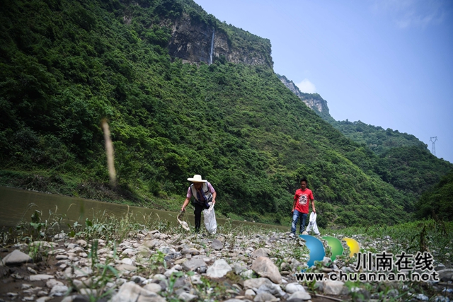 3、2022年5月25日，四川省泸州市叙永县水潦彝族乡的乡村干部在长江上游的赤水河水潦段巡河。.jpg