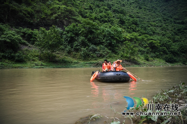 2、2022年5月25日，四川省泸州市叙永县水潦彝族乡的乡村干部在长江上游的赤水河水潦段巡河。.jpg