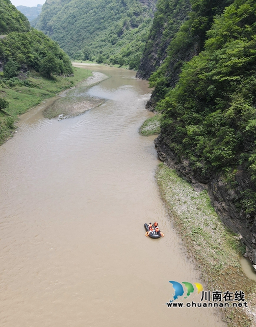 6、2022年5月25日，四川省泸州市叙永县水潦彝族乡的乡村干部在长江上游的赤水河水潦段巡河。.jpg