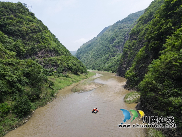 7、2022年5月25日，四川省泸州市叙永县水潦彝族乡的乡村干部在长江上游的赤水河水潦段巡河。.jpg