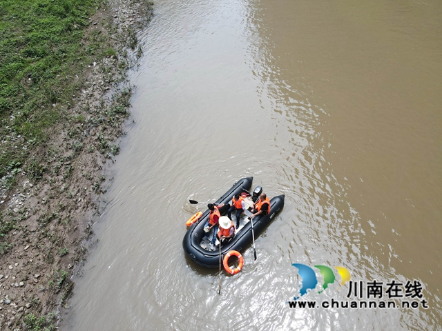 9、2022年5月25日，四川省泸州市叙永县水潦彝族乡的乡村干部在长江上游的赤水河水潦段巡河。.jpg
