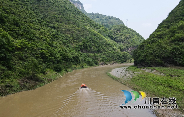 10、2022年5月25日，四川省泸州市叙永县水潦彝族乡的乡村干部在长江上游的赤水河水潦段巡河。.jpg