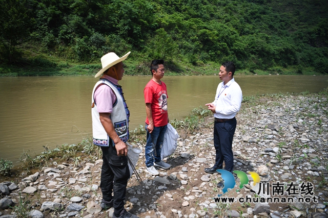 12、2022年5月25日，四川省泸州市叙永县水潦彝族乡的纪委书记梁华强（右一）在长江上游的赤水河水潦段就巡河工作开展监督。.jpg