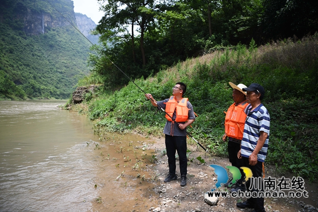 13、2022年5月25日，四川省泸州市叙永县水潦彝族乡的镇村干部在长江上游的赤水河水潦段就垂钓者开展宣传劝导。.jpg