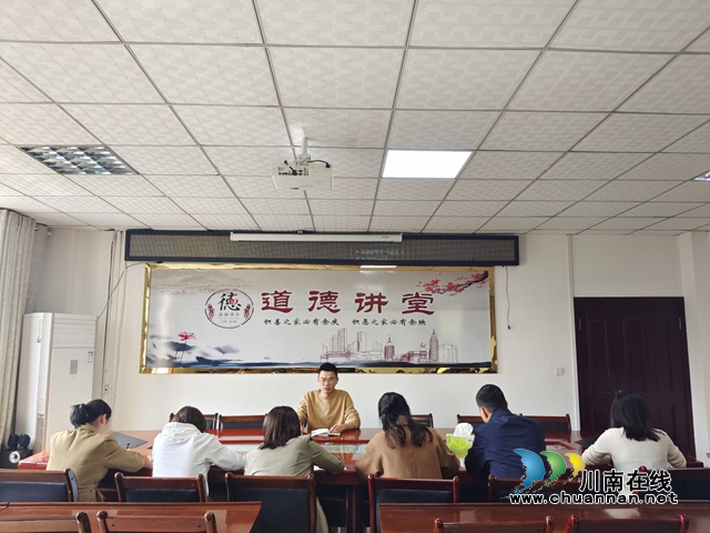 龙马潭区综合行政执法局深入学习宣传《惠民政策一本通》(图2) 本2.png