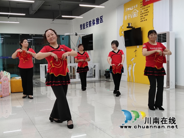 龙马潭区鱼塘街道:粽享端午邻里情,邻里互动心连心(图1) 微信图片_20220526180121.jpg