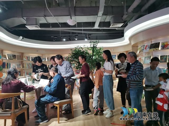 排队购书（曾佐然摄）.jpg